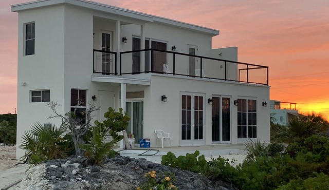 Ocean Front facing the Tropic of Cancer Beach !