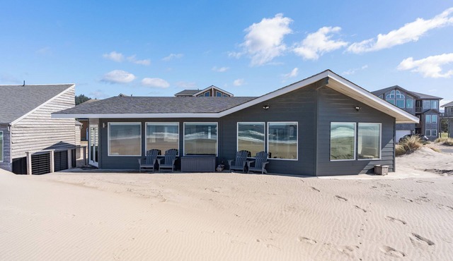 Ocean Front House - Gorgeous Views - The Beach is Your Backyard!