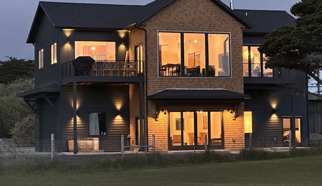 Ocean Front Luxury Home, 3 enSuites, Hot Tub! Pets OK! Golf! Incredible Views!