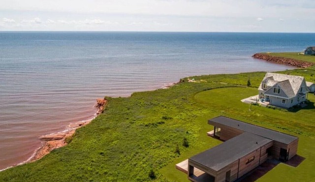 Ocean Front, Modern Cottage With Access To Cove- Minutes to Victoria By The Sea