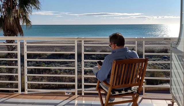 OCEAN FRONT Parking/Wifi Excellent frontal sea views 2 Bathrooms 2 showers