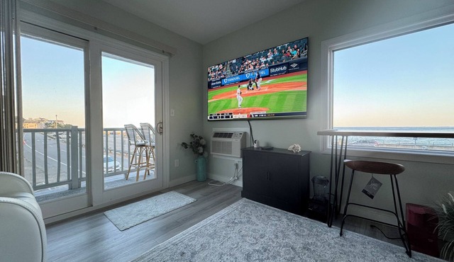 Ocean Front Penthouse Suite Magnificent Oceans views & King Bed