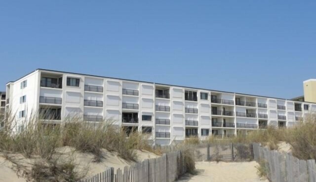 Ocean Front, private porch, full kitchen w/dishwasher, wifi, North Ocean City steps from the beach!