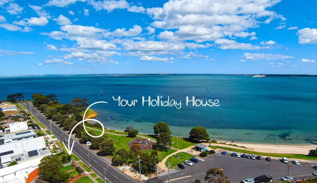 Ocean Front Spacious 4-bedroom villa in delightful North Shore/Sleeps 8