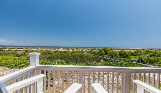 Ocean Front D-Building - POOL ACCESS AND OCEAN VIEWS!