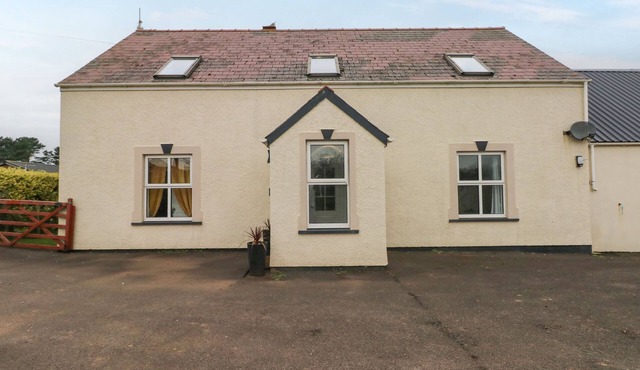 OCEAN HOUSE, pet friendly, character holiday cottage in Broad Haven