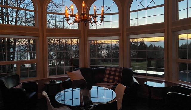 Ocean Oasis Stunning Views/Gorgeous Private Suite/Cozy Fireplace & much more!