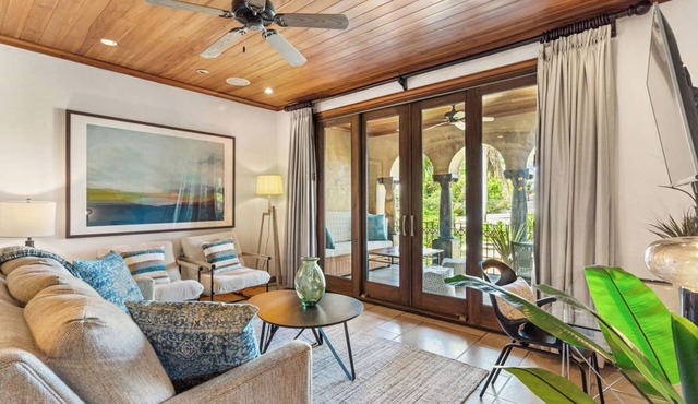 Ocean-side luxury, steps from Playa Langosta WiFi, AC.