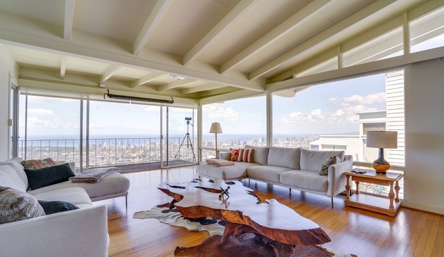 Ocean + Skyline Views: Honolulu Retreat
