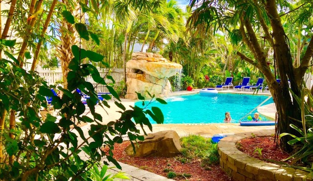 Ocean Stroll: 2BR + Waterfall Pool