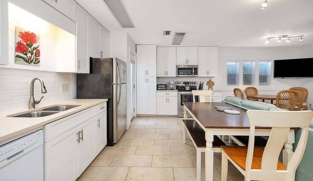 Ocean Tabby | St. Simons Island Village Condo Near Pier & Beach