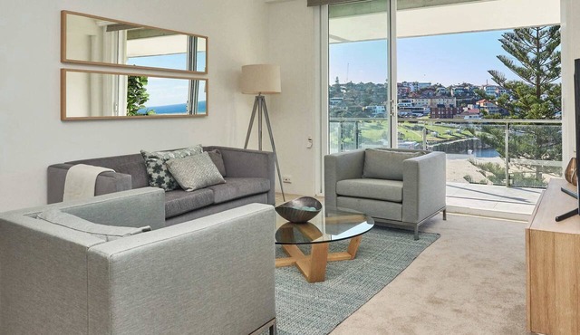Ocean View Apartment with a Stroll to Bronte Beach