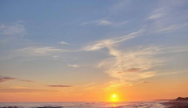 Ocean view cottage, steps from beautiful north shore beach.