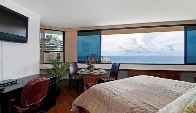 "Ocean view/Free assigned parking/Sleeps three