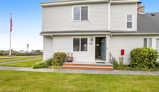 Ocean-view getaway with a heated pool & fireplace - walk on the beach