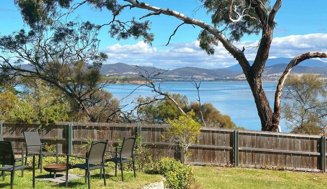 Ocean View Holiday Home - Easy Access to Hobart