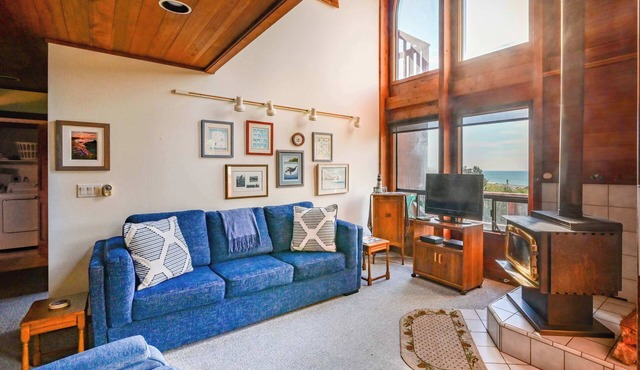 Ocean view home with Fireplace, Hot Tub, Deck