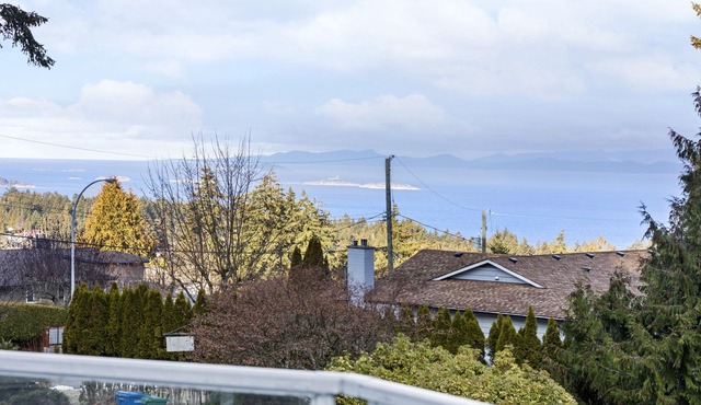 Ocean view, Hot Tub, Center location! 4 mins to beach front!