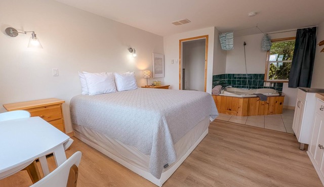 Ocean View Jacuzzi Suite | #11