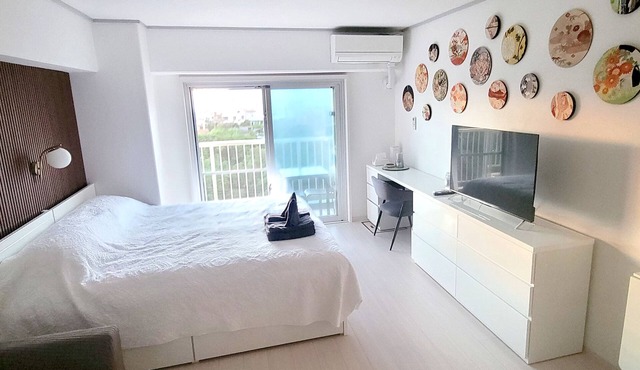 Ocean View! King size bed! 2 min walk to the beach! Kimono art gallery room!