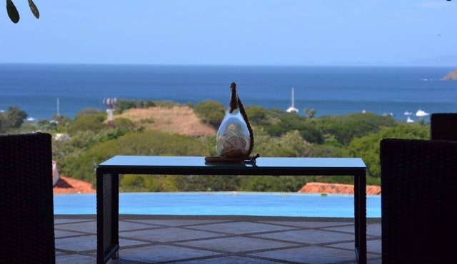 Ocean View Single Story House with Private Infinity Pool. 10 min walk to Beach
