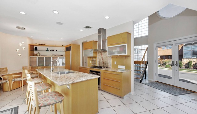 Ocean view Spacious 5-bedroom villa with heated pool jacuzzi & private beach