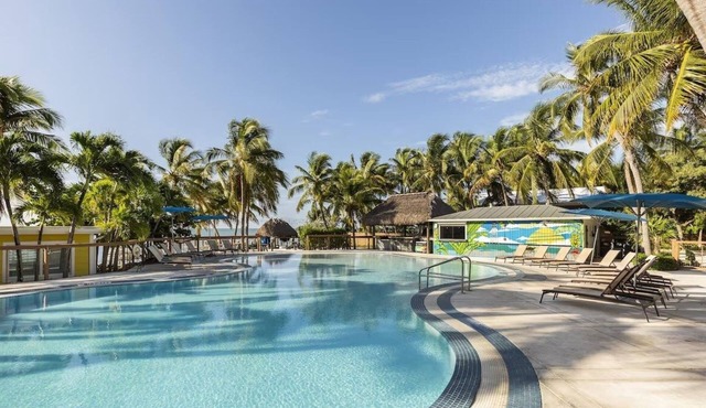 Ocean view Studio w/kitchenette, Pool, Free Parking & Pet Friendly
