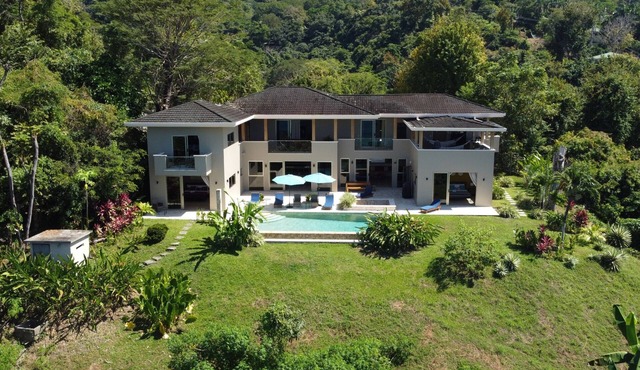 Ocean View Villa with 6 bedrooms, Infinity Pool, WiFi 100mb, AC