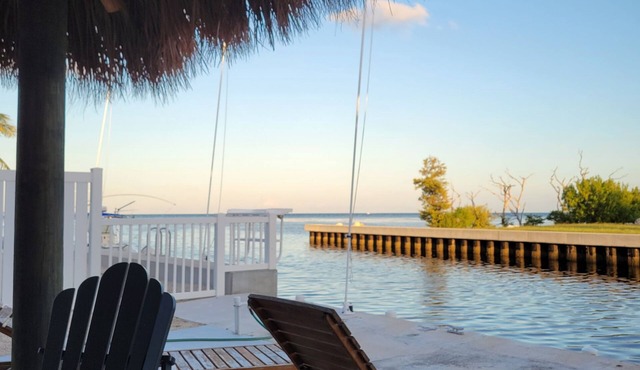 Ocean View waterfront Villa, relaxing Tiki, dock,10 min walk to to the beach.