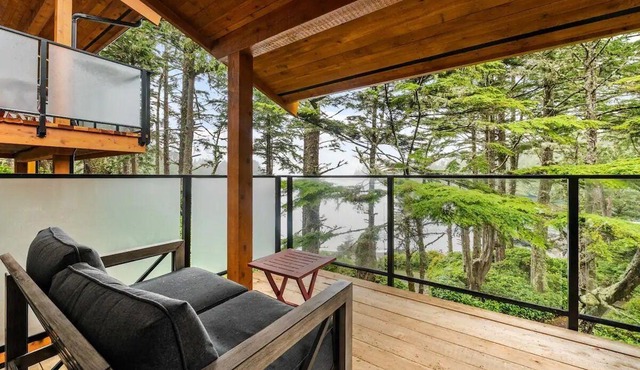 Ocean Views from 2 Decks! Beachfront ⎮ Amphitrite
