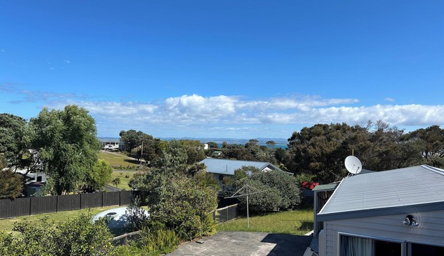 Ocean views, short walk to the beach. Close to the winery and great fishing.