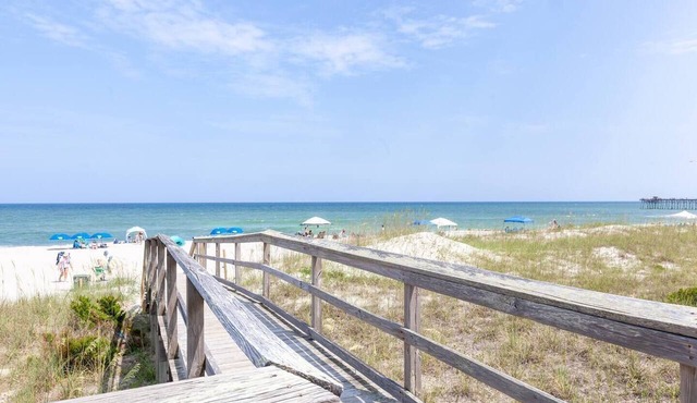 Ocean Views, Private Deck, Walk to Beach & Pier
