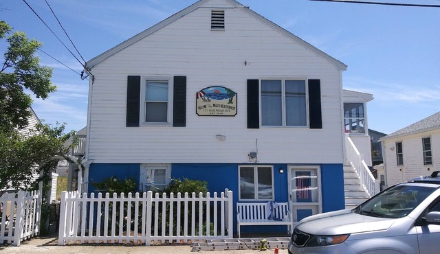 Ocean wave, Salisbury Beach, Melo's Beach House rentals