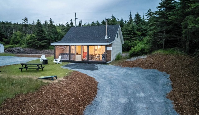 Oceanfront Boutique Retreat~Hot Tub~Woodstove