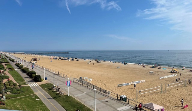 Oceanfront 1-bedroom condo in Virginia Beach with Kitchen, Balcony, Pool, WiFi