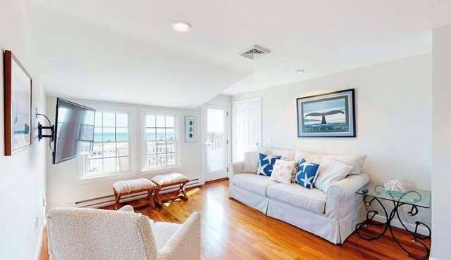 Oceanfront, 2nd-floor condo with stunning view - steps to Bank Street Beach