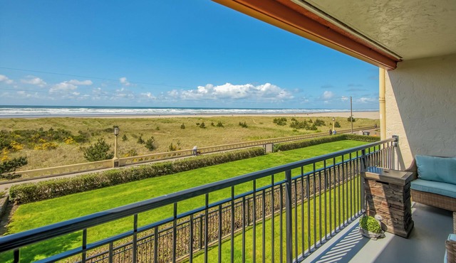 Oceanfront 2rd floor Balcony 2 blocks to Turnaround-Work Remotely