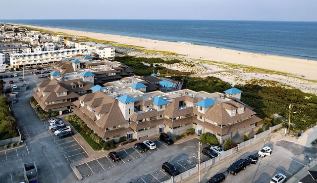 Oceanfront 3 bed 2 bath Condo, Pool, Pvt Bch Access