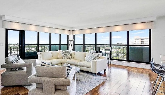 Oceanfront 3 Bedroom Penthouse with Wraparound Views