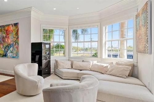 Oceanfront 3 Bedroom Condo with Panoramic Views