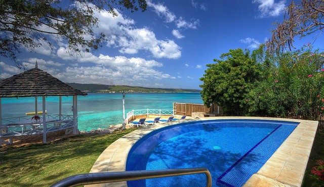 Oceanfront 4 bdrm Cottage w/views Private Pool Staff Beach Access