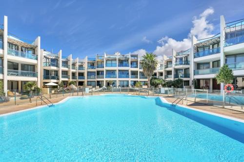 Oceanfront Apartment With Pool