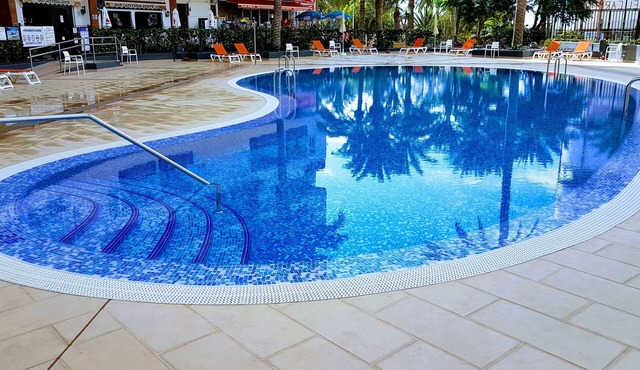 Oceanfront apartment with air conditioning, Wifi, pool, parking and TV.