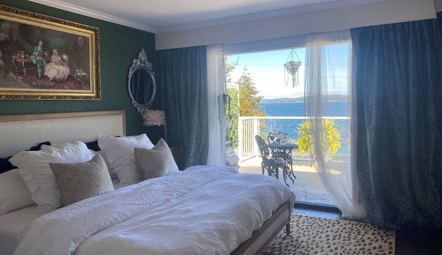 Oceanfront, beach access Cozy bed & breakfast loaded amenities , Sunny Saltair
