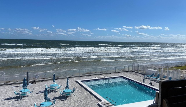 Oceanfront! Beautiful views, private balcony, kitchen, free parking!