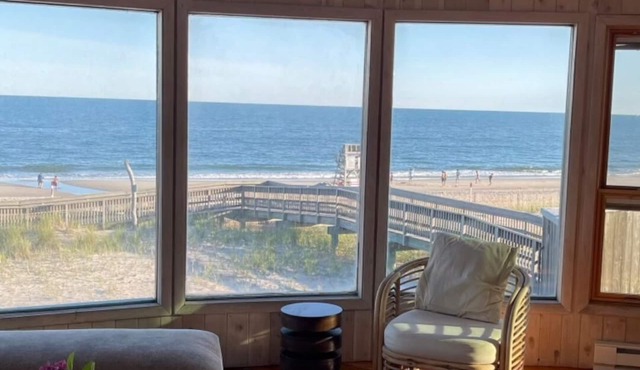 Oceanfront, beautiful 4-bedroom house in Fire Island. Panoramic views.