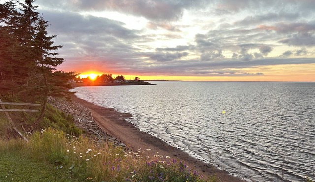Oceanfront Bliss in Port Howe – Beach at Your Doorstep