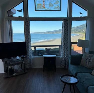 Oceanfront Cabin 4 with Jacuzzi & Stunning Views