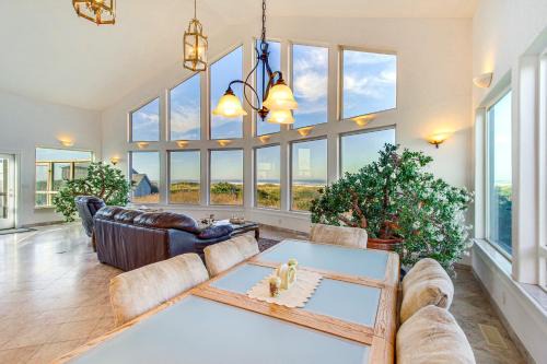 'Oceanfront Castle' w/Hot Tub & Game Room