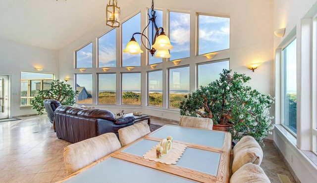'Oceanfront Castle' w/Hot Tub & Game Room
